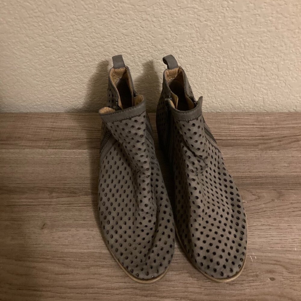 Lucky Brand Basels Perforated Leather Booties Womens Size 6W Tan Zipper Sides
